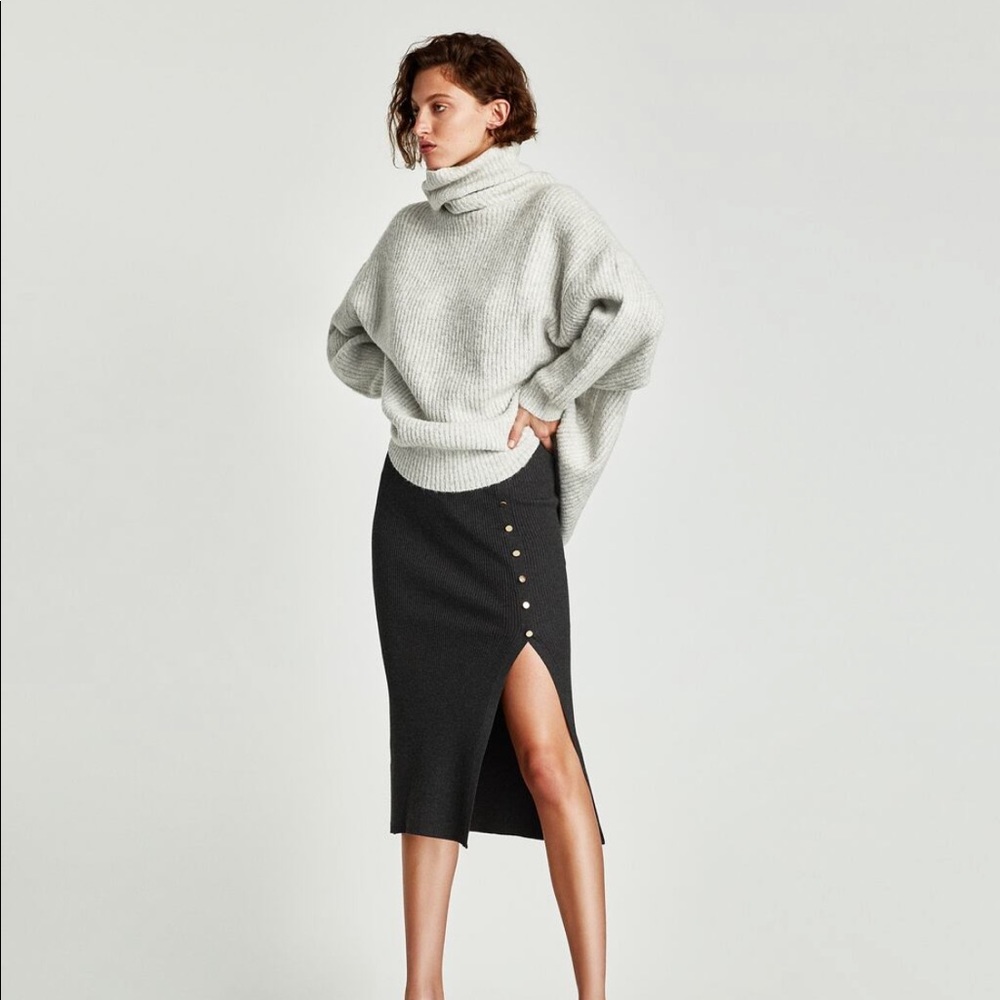 ZARA Dark Gray Ribbed Pencil Skirt w Buttons